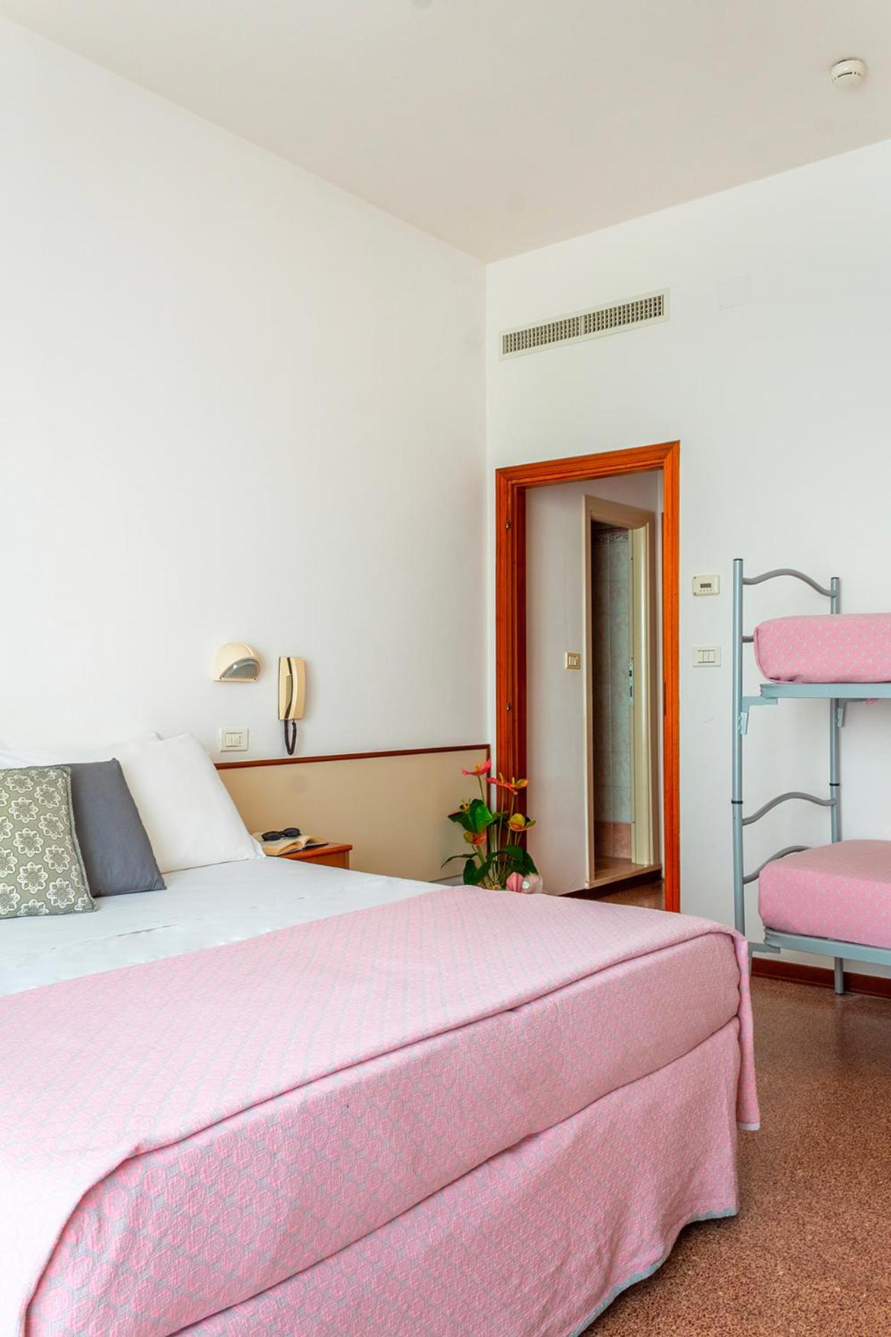 Mon Hotel Misano Adriatico Kültér fotó